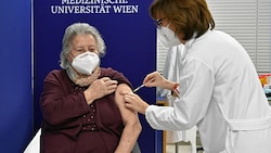Theresia Hofer bekam am 27. Dezember 2020 als erste Österreicherin eine Corona-Impfung. (Bild: AFP)