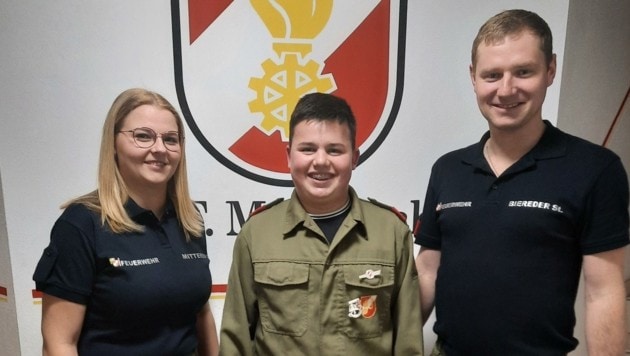 Luca (Mi.) mit Jugendfeuerwehrbetreuerin Daniela Mitterer und Kommandant Stefan Biereder (Bild: FF Maasbach)