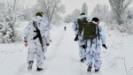 Ukrainische Soldaten auf Patrouille in der Region Donezk (Bild: AP)