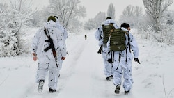 Ukrainische Soldaten auf Patrouille in der Region Donezk (Bild: AP)