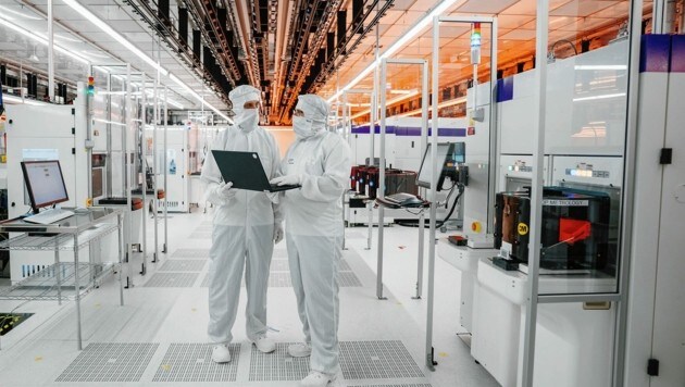 So sieht es in einer Infineon-Chipfabrik aus. (Bild: Infineon)