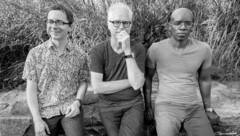 Thomas Morgan, Bill Frisell und Rudy Royston (v.l.) (Bild: Universal Music)