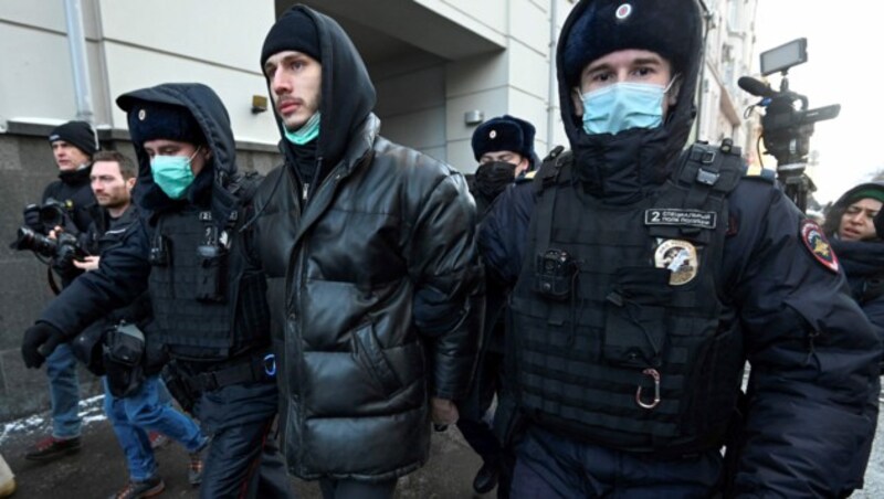 Demonstranten vor dem Gerichtsgebäude wurden von der Polizei verhaftet. (Bild: AFP)