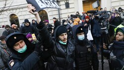 Vor der Urteilsverkündung kam es zu Protesten vor dem Gericht, die von der Polizei aufgelöst wurden. (Bild: AP)