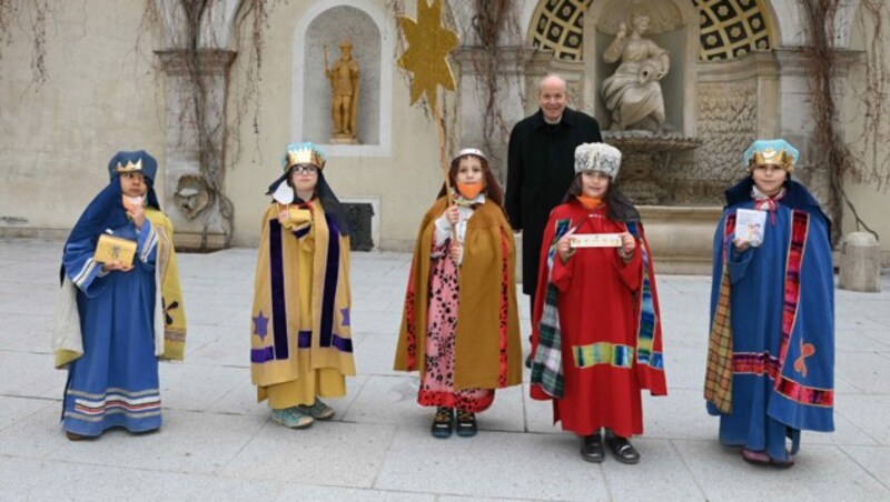 Zum Auftakt der Dreikönigsaktion empfing Kardinal Christoph Schönborn eine Sternsingergruppe der Votivpfarre im Arkadenhof des erzbischöflichen Palais in Wien. (Bild: APA/FRANZ JOSEF RUPPRECHT)