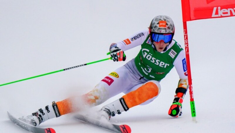 Slovakia's Petra Vlhova speeds down the slope during an alpine ski, women's World Cup giant slalom race, in Lienz, Austria, Tuesday, Dec. 28, 2021. (AP Photo/Marco Tacca) (Bild: Copyright 2021 The Associated Press. All rights reserved)