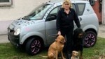 Tina Rosner mit ihren Hunden und ihrem Fahrzeug. Sie beherbergt Igel, Papageien und noch viele Tiere mehr. (Bild: Schulter Christian)