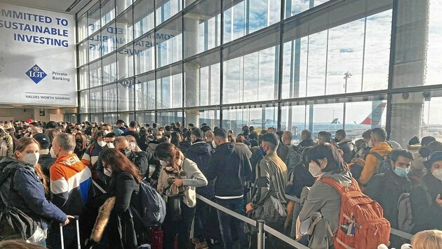 Abstand halten war nicht möglich: Lange Warteschlangen vor den Sicherheitskontrollen im Abflugterminal 3. (Bild: zVg)