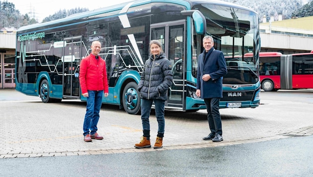 BM Willi (re.), StR Schwarzl und IVB-Betriebsleiter Jösslin mit dem aktuellen Testbus. Er bietet Platz für 38 Sitz- und 40 Stehplätze. (Bild: IVB)