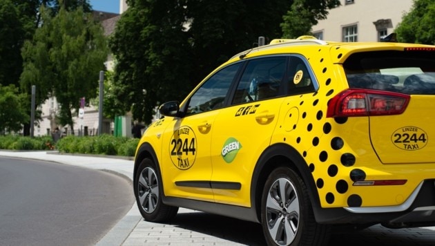 Die Linzer Taxivermittlungszentrale 2244 will mit ihrer Aktion alle Taxifahrer der Stadt für die Impfung motivieren. (Bild: Linzer Taxi 2244/Hannelore Kirchner)