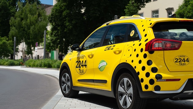 Die Linzer Taxivermittlungszentrale 2244 will mit ihrer Aktion alle Taxifahrer der Stadt für die Impfung motivieren. (Bild: Linzer Taxi 2244/Hannelore Kirchner)