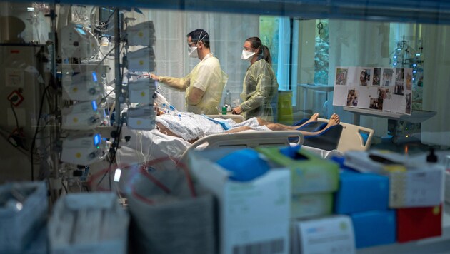Ein schwer am Coronavirus erkrankter Patient in einem Spital in der Schweiz. (Bild: APA/AFP/Fabrice COFFRINI)