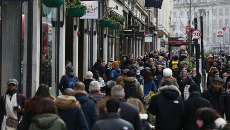 Gut gefüllte Einkaufsstraßen in London am 28. Dezember (Bild: AFP )