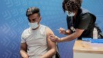 Immunisierung in Südafrika: Besonders Geimpfte, die sich mit Omikron angesteckt haben, sind auch eher immun gegen die Delta-Variante. (Bild: APA/AFP/LUCA SOLA)