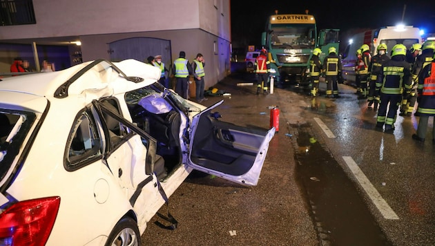 Für den jungen Mann, der im Auto mitgefahren war, kam jede Hilfe zu spät. (Bild: laumat.at/Matthias Lauber)