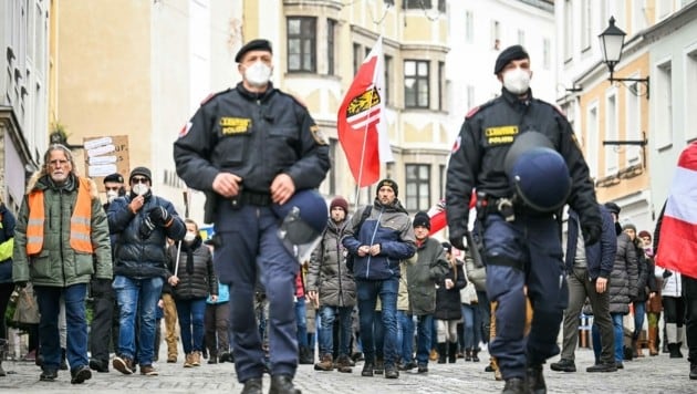 Von 17 bis 0.30 Uhr darf die Linzer Exekutive zwei Demonstrationen auf ihrem Weg durch die Stadt begleiten. (Bild: Alexander Schwarzl)