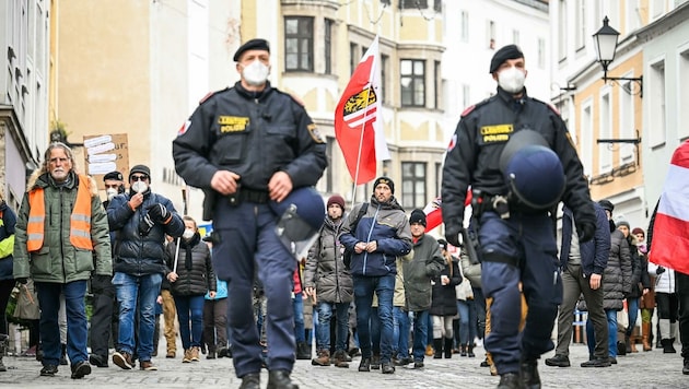 Von 17 bis 0.30 Uhr darf die Linzer Exekutive zwei Demonstrationen auf ihrem Weg durch die Stadt begleiten. (Bild: Alexander Schwarzl)