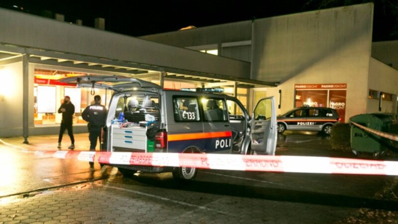 Die Polizei am Tatort in Götzis. (Bild: Mathis Fotografie)