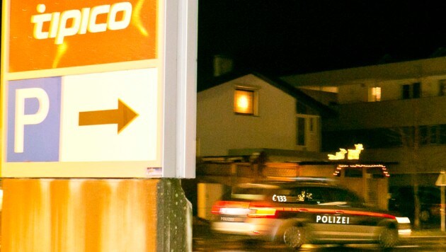 Nach dem Überfall auf ein Wettbüro in Götzis fahndet die Polizei nach dem bewaffneten Täter. (Bild: Mathis Fotografie)