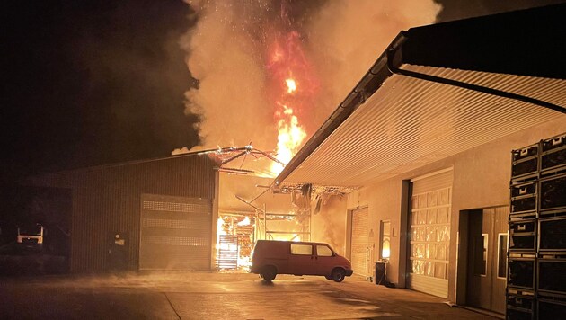 Die Lagerhalle in Eriskirch am Bodensee wurde ein Raub der Flammen, der Schaden geht in die Millionenhöhe. (Bild: FF Eriskirch)