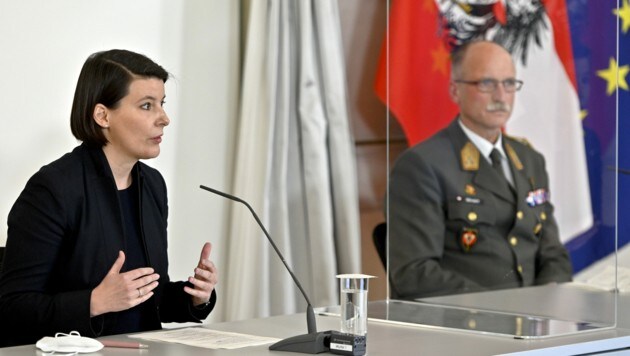 Die GECKO-Mitglieder Katharina Reich (li.) und Generalleutnant Norbert Gehart (Bild: APA/HERBERT NEUBAUER)