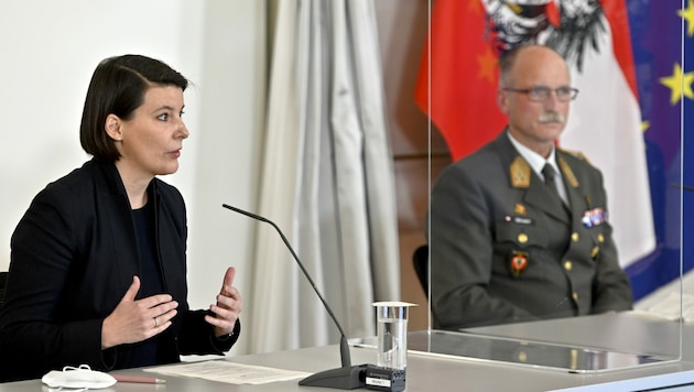 Die GECKO-Mitglieder Katharina Reich (li.) und Generalleutnant Norbert Gehart (Bild: APA/HERBERT NEUBAUER)