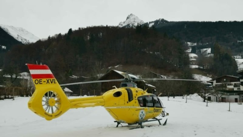 Der Notarzthubschrauber Christophorus 8 im Ortszentrum von Tschagguns. (Bild: Manfred Weihs)