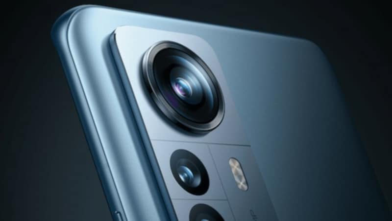 Das teurere Pro-Modell ist mit gleich drei 50-Megapixel-Kameras ausgestattet. Beim regulären Modell ist nur eine der drei Kameras so hochauflösend. (Bild: Xiaomi)