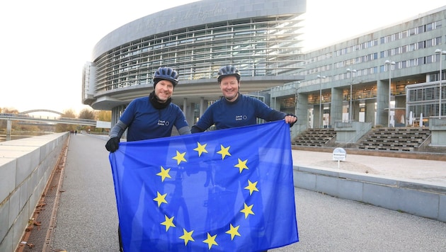 Martin Selmayr und Paul Schmidt hielten auf ihrem Stopp vor dem Landhaus die Fahne für die EU hoch. (Bild: APA-Fotoservice/Hautzinger)