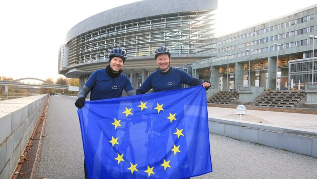 Martin Selmayr und Paul Schmidt hielten auf ihrem Stopp vor dem Landhaus die Fahne für die EU hoch. (Bild: APA-Fotoservice/Hautzinger)