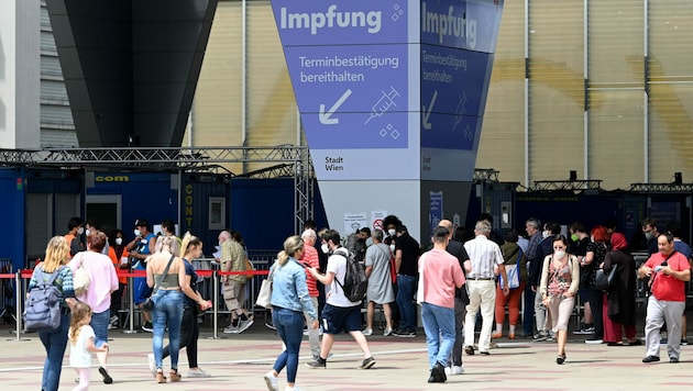 Tausende Menschen wurden täglich im Wiener Austria Center geimpft. (Bild: APA/Helmut Fohringer)