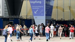 Tausende Menschen werden täglich im Wiener Austria Center geimpft. (Bild: APA/Helmut Fohringer)