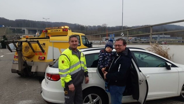 Aufregende Minuten erlebten der vierjährige Manuel und sein Vater. Josef Derfler (li.) konnte das Auto aufsperren. (Bild: ÖAMTC)