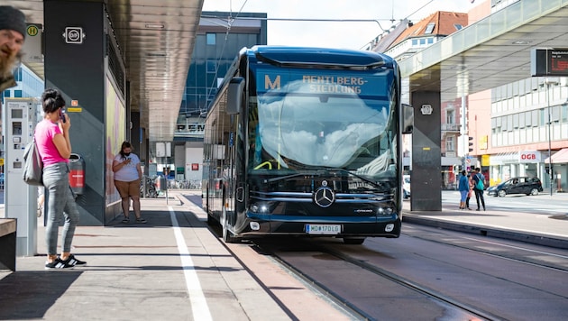 Ein Mercedes E-Bus stand bereits im Juni im Dienst der IVB. (Bild: zVg)