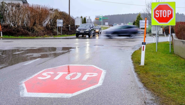 Ein aktuelles Bild: Die Stopptafeln und die Bodenmarkierungen wurden nach dem Unfall im August 2020 vergrößert. (Bild: Einöder Horst)