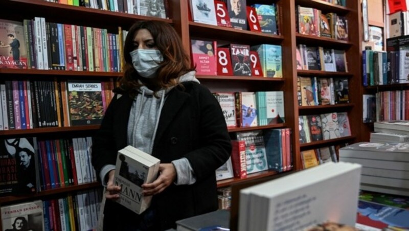 „Der Buchpreis explodiert gerade“, sagt Studentin Gulfer Ulas. (Bild: AFP/Ozan Kose)