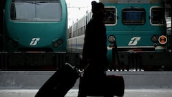 Den italienischen Bahnen geht das Personal aus - zu viele sitzen derzeit in Quarantäne. (Bild: AFP/Andreas Solaro)