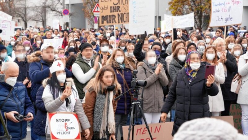 Aggressionsgeladene Demos rund um Spitäler, wie jüngst vor dem Klinikum in Wels, sollen künftig untersagt werden können. Dafür braucht es eine Gesetzesnovelle. (Bild: Gerhard Wenzel, Krone KREATIV)