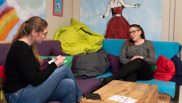 Katharina Lhotta (rechts) ist Betreuerin im Mädchenzentrum. (Bild: LIEBL Daniel | zeitungsfoto.at)