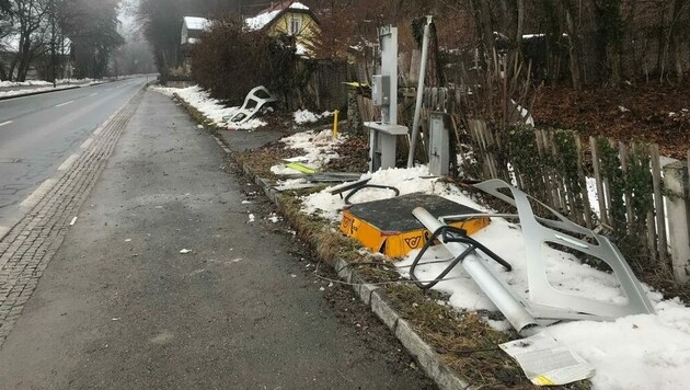 Von der Telefonzelle in Töschling bei Techelsberg am Wörthersee sind nur noch einzelne Teile übrig geblieben. (Bild: zVg/Polizei Kärnten)