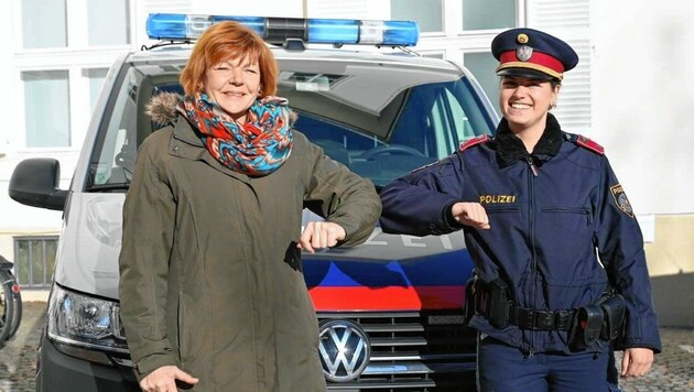 Generationentreffen: Anita Jud (links) war 1991 die erste steirische Polizistin, Johanna Paar ist eine von vielen jungen Exekutivbeamtinnen. (Bild: LPD Steiermark)