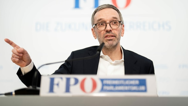 FPÖ-Chef Herbert Kickl wettert wieder einmal gegen seinen innenpolitischen Lieblingsfeind Karl Nehammer (ÖVP). (Bild: APA/GEORG HOCHMUTH)