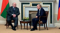 Putin empfing seinen autokratischen Amtskollegen am Mittwoch in St. Petersburg. (Bild: AP)
