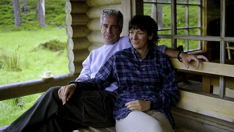 Auf dieser Archivaufnahme sitzen Jeffrey Epstein und Ghislaine Maxwell auf dem Balkon einer Blockhütte der Queen in Balmoral. (Bild: APA/AFP/US District Court for the Southern District of New York/Handout)