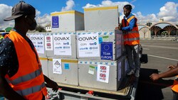 Impfstofflieferung nach Madagaskar im Rahmen von Covax (Bild: APA/AFP/Mamyrael)