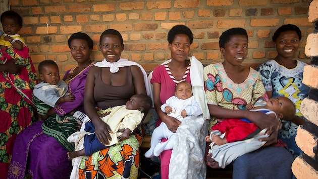Mütter bei der medizinischen Untersuchung und Behandlung ihrer Babys im Spital „Rurenge Health Center“. (Bild: Schindler Klaus)