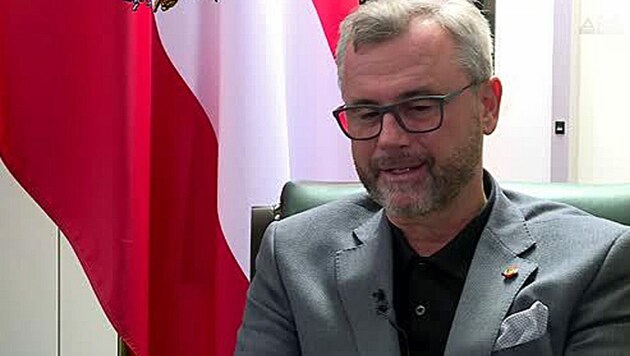 Der Dritte Nationalratspräsident und Ex-FPÖ-Chef Norbert Hofer hat sich noch nicht entschieden, ob er heuer bei der Bundespräsidenten-Wahl wieder antreten wird. (Bild: APA)