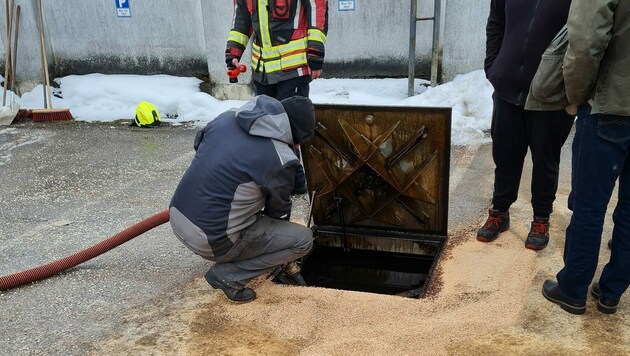 Mittels Bioversal und Ölbindemittel konnte die ausgetretene Flüssigkeit gebunden und aufgesammelt werden. (Bild: zVg/FF Kalvarienberg)