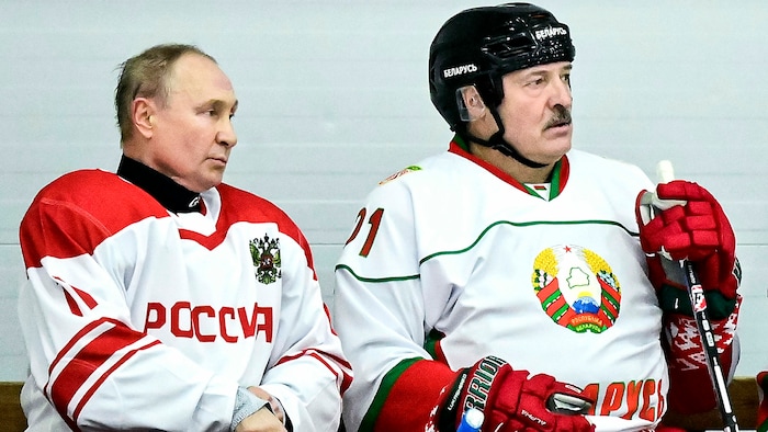 Von links: Wladimir Putin und Alexander Lukaschenko bei einem gemeinsamen Spiel (Archivbild)