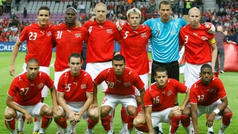 Ludovic Magnin (re., 2. Reihe) führte die Schweizer Fußballnationalmannschaft bei der Heim-EURO 2008 als Kapitän aufs Feld. (Bild: AP)